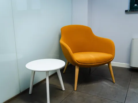 Tecnico al lavoro su motore veicolo