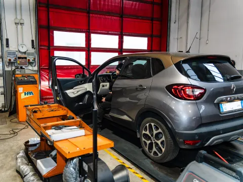 Installazione gancio di traino su veicolo