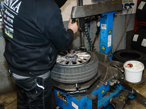Pneumatici in magazzino pronti per il montaggio